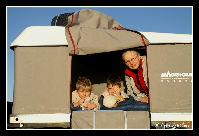101 Grand maman recoit la visite de ses deux petits fils qui lui souhaitent bonne annee